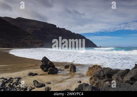 Vagues de l'Atlantique approchant de la rive volcanique à Orzola, Lanzarote Banque D'Images