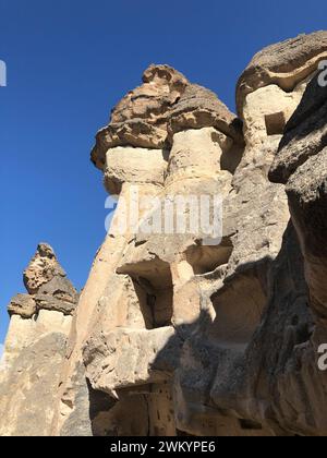 Prise de vue aérienne par drone des cheminées de fées au-dessus du paysage de Goreme, Cappadoce. Photo de haute qualité Banque D'Images