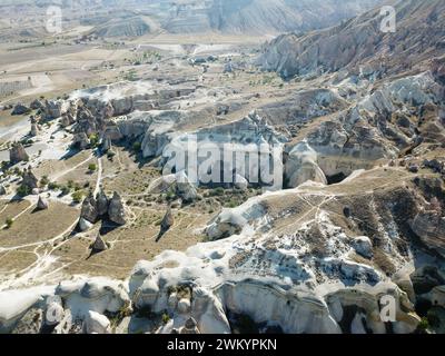 Prise de vue aérienne par drone des cheminées de fées au-dessus du paysage de Goreme, Cappadoce. Photo de haute qualité Banque D'Images