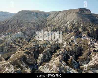 Prise de vue aérienne par drone des cheminées de fées au-dessus du paysage de Goreme, Cappadoce. Photo de haute qualité Banque D'Images