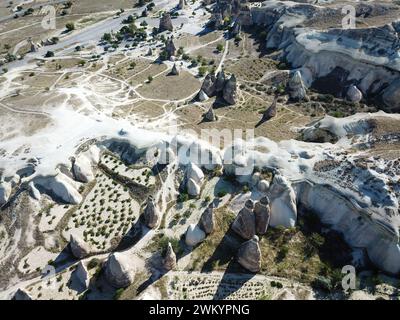 Prise de vue aérienne par drone des cheminées de fées au-dessus du paysage de Goreme, Cappadoce. Photo de haute qualité Banque D'Images