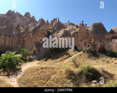 Prise de vue aérienne par drone des cheminées de fées au-dessus du paysage de Goreme, Cappadoce. Photo de haute qualité Banque D'Images