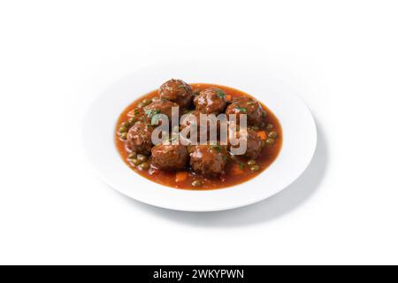 Boulettes de viande, pois verts et carotte avec sauce tomate isolé sur fond blanc Banque D'Images