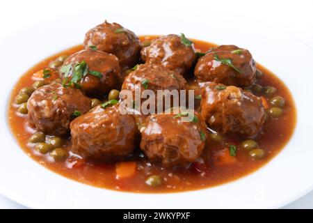 Boulettes de viande, pois verts et carotte avec sauce tomate isolé sur fond blanc Banque D'Images