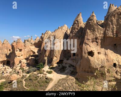 Prise de vue aérienne par drone des cheminées de fées au-dessus du paysage de Goreme, Cappadoce. Photo de haute qualité Banque D'Images