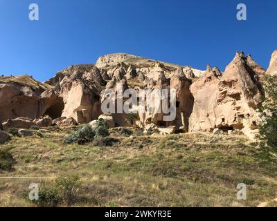 Prise de vue aérienne par drone des cheminées de fées au-dessus du paysage de Goreme, Cappadoce. Photo de haute qualité Banque D'Images