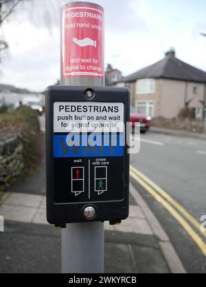 Boîte de passage pour piétons au pélican britannique attachée à un poteau montrant le bouton et les instructions d'utilisation de l'appareil. Banque D'Images