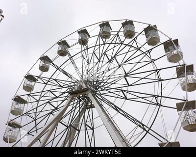 Garden Wheel, une grande roue dans le parc de jeux pour enfants de Wickstead Park, Kettering, Angleterre. Banque D'Images