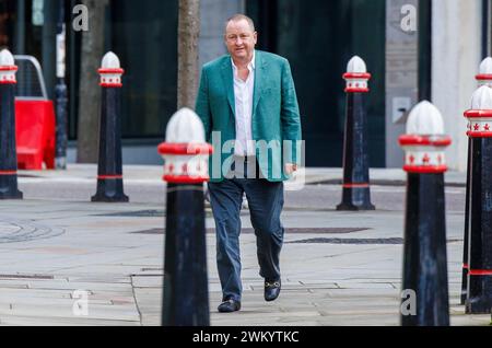 Londres, Royaume-Uni 23 février 2024 Mike Ashley arrive à la haute Cour. La société de Mike Ashley, Fraser Group, poursuit Morgan Stanley en justice. Le Frasers Group de Mike Ashley a accusé Morgan Stanley de « snobisme » sur sa décision d'imposer un appel de marge de 1 milliard de dollars, affirmant que la décision de la banque était due en partie aux modestes débuts de l'entrepreneur. Mike Ashley a déclaré que Morgan Stanley cherchait à forcer le détaillant britannique à quitter une position qu'il occupait dans la marque allemande Hugo Boss et a déclaré que la demande de garanties était complètement incroyable. Le litige porte sur les positions longues que Frasers a commencé à accumuler dans Hugo Boss fr Banque D'Images