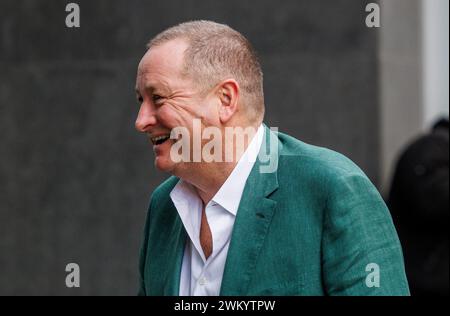 Londres, Royaume-Uni 23 février 2024 Mike Ashley arrive à la haute Cour. La société de Mike Ashley, Fraser Group, poursuit Morgan Stanley en justice. Le Frasers Group de Mike Ashley a accusé Morgan Stanley de « snobisme » sur sa décision d'imposer un appel de marge de 1 milliard de dollars, affirmant que la décision de la banque était due en partie aux modestes débuts de l'entrepreneur. Mike Ashley a déclaré que Morgan Stanley cherchait à forcer le détaillant britannique à quitter une position qu'il occupait dans la marque allemande Hugo Boss et a déclaré que la demande de garanties était complètement incroyable. Le litige porte sur les positions longues que Frasers a commencé à accumuler dans Hugo Boss fr Banque D'Images