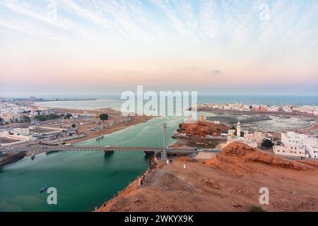 Vue panoramique sur la partie ouest et est de la ville sur reliée par le pont Al Ayjah, heure d'or. Province de sur, sur, Oman Banque D'Images