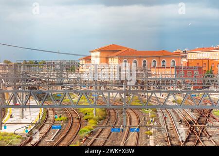 Gare centrale de Pise à Pise vue depuis le bord de la piste, Pise, Italie Banque D'Images