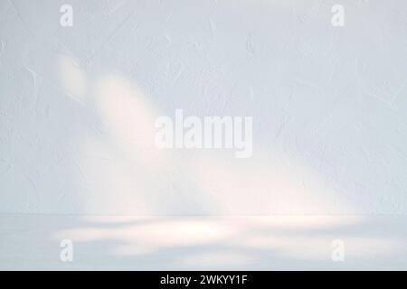 Fond abstrait avec des stries de lumière subtiles sur un bleu clair Banque D'Images