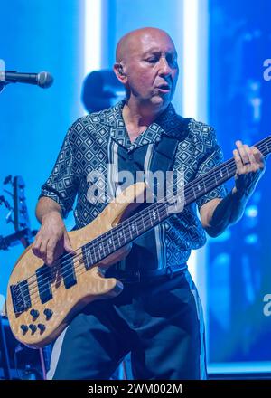 22 février 2024, Motorpoint Arena, Nottingham, Royaume-Uni. Événement : Rick Astley soutenu par Belinda Carlisle. Légende : photo du bassiste : Mark Dunn / Alamy Live News (divertissement) Banque D'Images