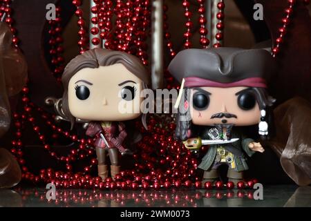 Funko Pop figurines de belle de Once Upon a Time et Jack Sparrow de Pirates of the Caribbean. Trésor, collier rouge, grotte, palais sombre. Banque D'Images