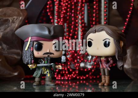 Figurines Funko Pop de Jack Sparrow de Pirates of the Caribbean et belle de Once Upon a Time. Trésor, collier rouge, grotte, palais sombre. Banque D'Images