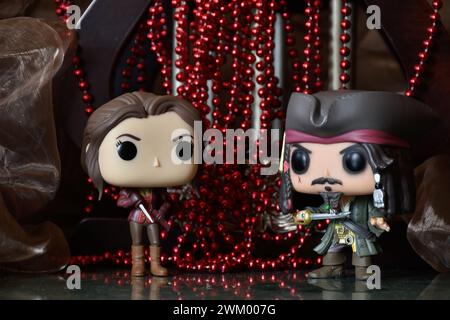 Funko Pop figurines de belle de Once Upon a Time et Jack Sparrow de Pirates of the Caribbean. Trésor, collier rouge, grotte, palais sombre. Banque D'Images