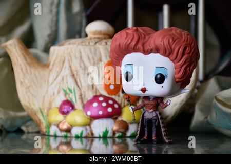 Funko Pop figurine de Red Queen du film fantastique Alice au pays des merveilles. Théière colorée à la main, palais fabuleux, colonnes, plancher de réflexion. Banque D'Images