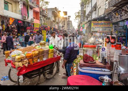 Scène de rue animée à Paharganj à Delhi, Inde Banque D'Images