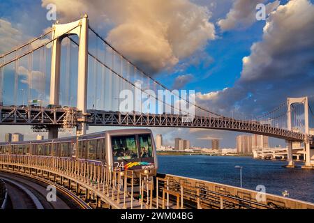 Pont Rainbow, ligne Yurikamome, train Monorail, Tokyo, Japon Banque D'Images