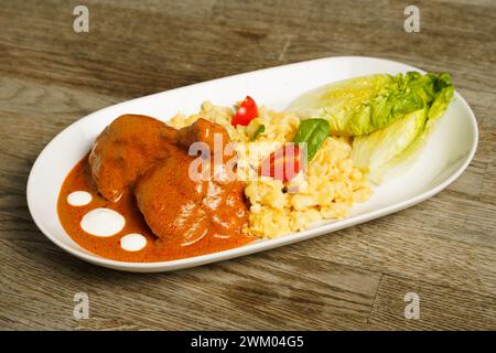 Poulet à la sauce paprika, nouilles avec oeuf et légumes Banque D'Images