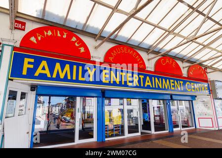 L'entrée du Family Entertainment Centre à South Parade Pier, Southsea, Portsmouth, Hampshire, un centre de villégiature sur la côte sud de l'Angleterre Banque D'Images