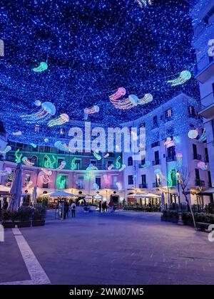 Piazza Gioia Flavio dans le centre historique de Salerne agrémenté de lumières de Noël Banque D'Images