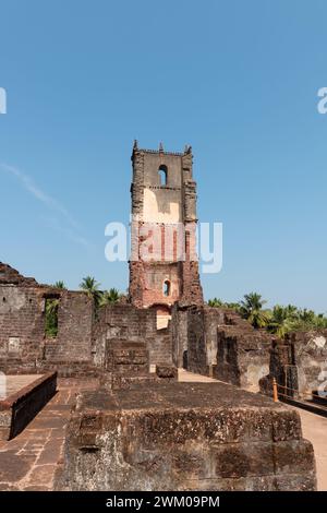 Ruines de la tour St Augustin, une attraction touristique célèbre dans le Vieux Goa. Banque D'Images