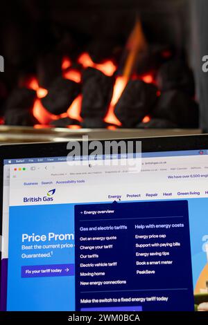 West Yorkshire, Royaume-Uni. 23 février 2024. Feu de gaz et application de téléphone domestique pour British Gas dans une maison du West Yorkshire. Le plafond des prix de l'énergie en Grande-Bretagne chutera de 238 £ à 1690 £ ce printemps, alors que l'hiver sera doux et que les prix de l'essence plus bas soulageront la pression sur les finances des ménages. Les 29 millions de ménages en Angleterre, au pays de Galles et en Écosse peuvent s’attendre à payer la facture annuelle moyenne à partir d’avril après que le régulateur de l’énergie Ofgem a baissé le plafond des prix de 12,3 %, contre 1 928 £ au trimestre en cours. Crédit : Windmill images/Alamy Live News Banque D'Images