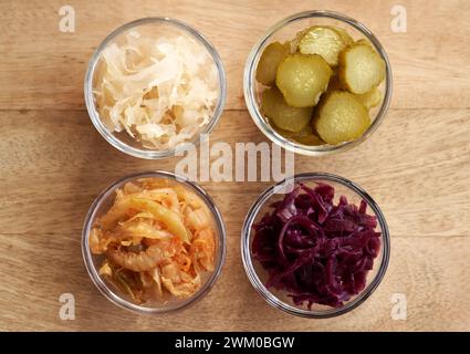 Aliments fermentés et légumes - kimchi, choucroute blanche et violette et cornichons Banque D'Images