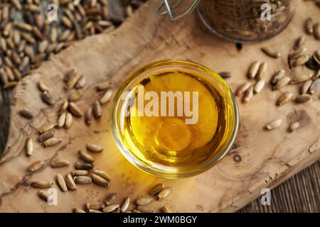 Huile de chardon Marie dans un bol en verre Banque D'Images