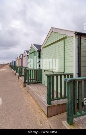 Vertical (orientation portrait) cabanes de plage colorées fermées pour l'hiver, Gorleston, Norfolk, Angleterre Banque D'Images