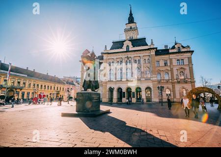 04 janvier 2024, Novi Sad, Serbie : atmosphère festive de Novi Sad, Serbie, alors que les rues de la ville prennent vie avec des acclamations de vacances et des décorations vibrantes, Banque D'Images