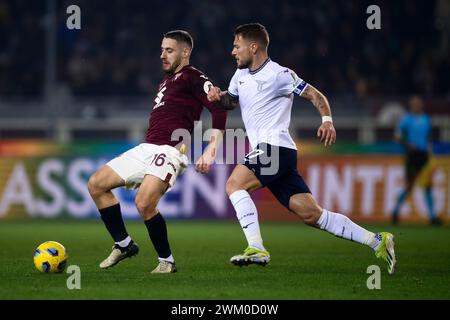 Turin, Italie. 22 février 2024. Nikola Vlasic du Torino FC concourt pour le ballon avec Ciro immobile du SS Lazio lors du match de Serie A entre le Torino FC et le SS Lazio. Crédit : Nicolò Campo/Alamy Live News Banque D'Images