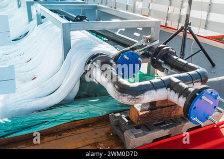 réseau complexe de tuyaux à l'usine de glace, où la technologie de réfrigération avancée transforme l'eau en un pays des merveilles gelé. Banque D'Images