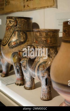 Divers vases et ornements asiatiques affichés sur une étagère en verre Banque D'Images