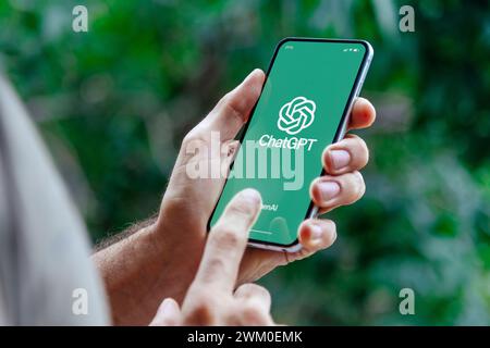 Homme utilisant ChatGPT dans le téléphone portable. Cette application est un chatbot basé sur l'Intelligence artificielle développé par OpenAI. ROSARIO, ARGENTINE - 22 FÉVRIER, 2 Banque D'Images