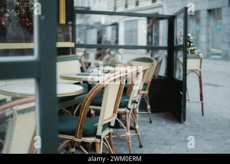 Salle à manger extérieure avec table et chaises sur une terrasse Banque D'Images