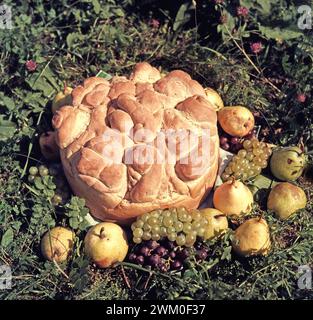 Gros pain tressé rond dans le comté de Vrancea, Roumanie, approx. 1977 Banque D'Images