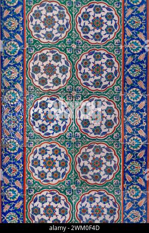 Iznik Tile à l'intérieur de la mosquée Mesih Mehmed Pacha à Istanbul, Turquie Banque D'Images