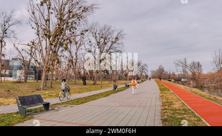 05 janvier 2024, Novi Sad, Serbie : le sentier piéton de Novi Sad, Serbie, facilite les déplacements en toute sécurité des piétons et des cyclistes le long des pittoresques talus Banque D'Images