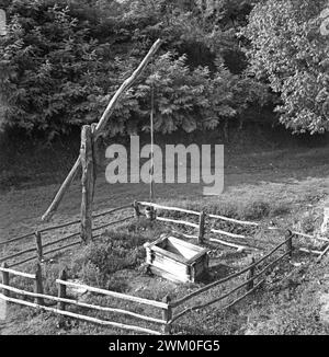 Comté de Vrancea, Roumanie, approx. 1975. Puits d'eau avec une ombre sur une propriété rurale. Banque D'Images