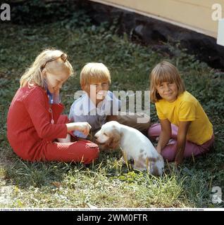 Inger Nilsson. Né en 1959. Enfant actrice suédoise connue pour jouer le rôle de Pippi Longstocking dans la série télévisée et les films basés sur le personnage de l'auteur Astrid Lindgren. Photo à gauche avec des enfants acteurs apparaissant également dans les films Pippi Longstocking : Maria Persson (Annika) et Pär Sundberg (Tommy) 17 février. 1970 *** légende locale *** Banque D'Images