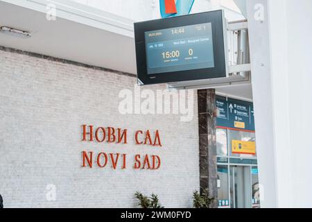 05 janvier 2024, Novi Sad, Serbie : panneau au quai de la gare Banque D'Images