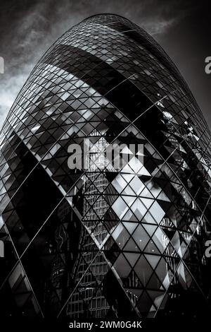 Une image monochromatique de la tour Gherla en noir et blanc, Londres, Royaume-Uni Banque D'Images
