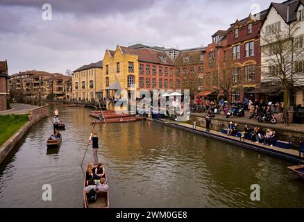 Promenades en barque sur la rivière Cam, Cambridge Banque D'Images