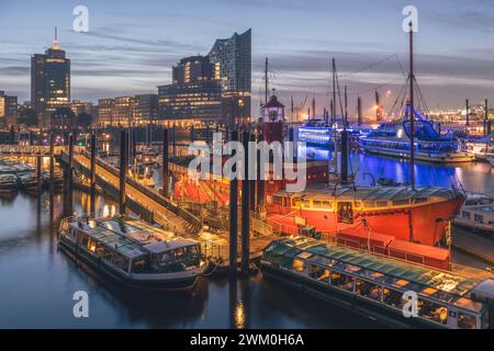 Allemagne, Hambourg, bateaux amarrés dans le port au crépuscule avec Elbphilharmonie en arrière-plan Banque D'Images