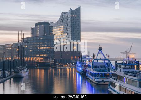 Allemagne, Hambourg, bateaux amarrés devant Elbphilharmonie au crépuscule Banque D'Images