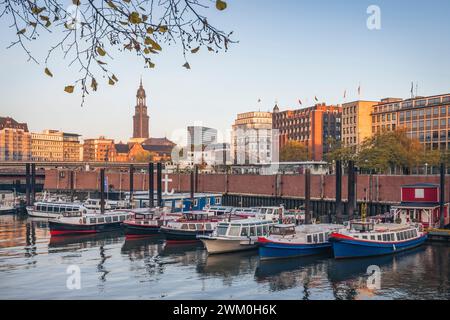 Allemagne, Hambourg, bateaux amarrés à Binnenhafen Banque D'Images