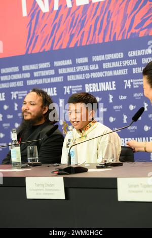 Min Bahadur Bham Regisseur, Drehbuchautor, Produzent, links, und Karma Wangyal Gurung Schauspieler BEI der Pressekonferenz zur Premiere des nepalesischen films Shambala BEI den 74. Internationalen Filmfestspielen Berlin, Berlinale. Shambala PK *** min Bahadur Bham réalisateur, scénariste, producteur, à gauche, et Karma Wangyal Gurung acteur lors de la conférence de presse pour la première du film népalais Shambala au 74ème Festival International du film de Berlin, Berlinale Shambala PK Banque D'Images